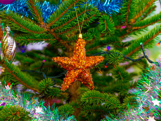 bombka w kształcie gwiazdy na choince - Święta Bożego Narodzenia © ankir86