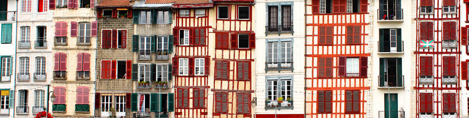 Bayonne : Façades le long de la Nive / Pays Basque - France