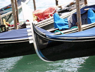 Fototapeta na wymiar bow of the boat to transport tourists to Venice in Italy called