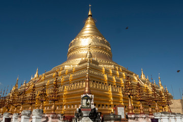 Vista de la Pagoda dorada de Shwezigon en el parque arqueológico de Bagan. Myanmar