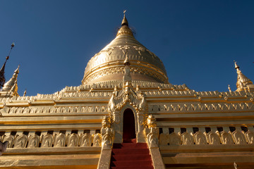 Fototapeta premium Vista de la Pagoda dorada de Shwezigon en el parque arqueológico de Bagan. Myanmar
