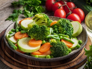 Foto op Plexiglas Mix of boiled vegetables, steam vegetables for dietary low-calorie diet. Broccoli, carrots, cauliflower, side view. © Nata Bene