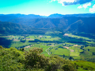 Obraz premium Looking down into a valley in the mountains of New Zealand