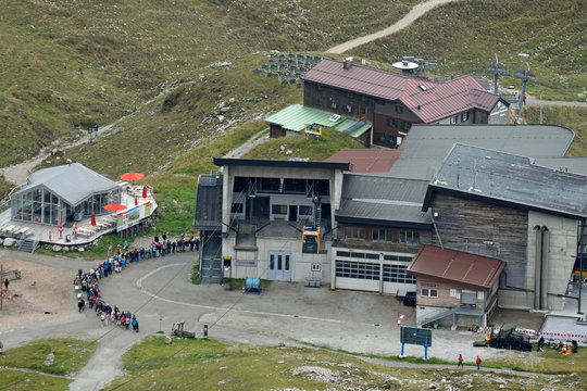 menschenschlange wartet an der seilbahnstation H&ouml;fatsblick bei oberstdorf im allg&auml;u auf die talfahrt