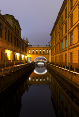 Fototapeta premium ermitazhniy bridge night, symmetrical reflections of buildings and railings vertically and horizontally, St.Petersburg, Rusia