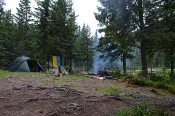 Obraz na płótnie Canvas Camping in the mountains on the shore of a mountain lake
