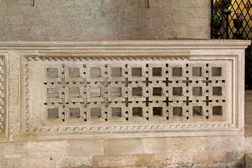 Cattedrale di Bari; balaustra in marmo intagliato