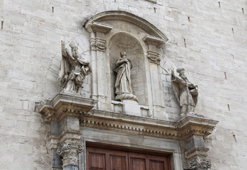Fototapeta na wymiar statua di Maria e di due santi vescovi; portale della cattedrale di Bari