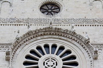 Cattedrale di Bari; rosone in facciata sormontato da una cornice con decorazioni in forme vegetali e figure zoomorfe