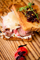 Parmesan rozbif sandwich and onion marmalade