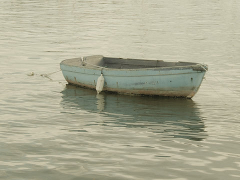 Reflet de la barque sur l'eau .