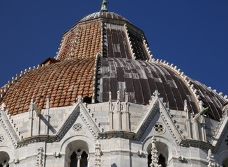 Baptisterio de Pisa, dedicado a San Juan el Bautista,frente a la catedral en la Piazza dei Miracoli.
