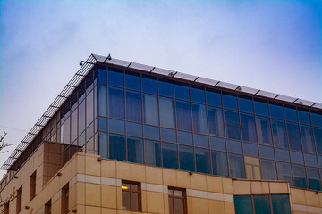 Obraz premium The facade of a modern building on the background of a winter sky