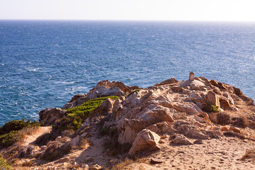 ROCAS EN EL ACANTILADO Y HORIZONTE DE MAR Y CIELO EN LA COSTA DE C&Aacute;DIZ