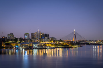 Obraz premium city scene and bridge at dawn