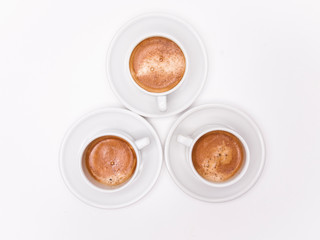 trois tasses de café latté sur fond blanc