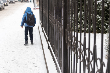 In winter, children return home from school.