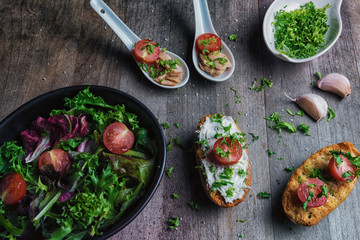 tapas de ensalda queso con pan tomate cherry