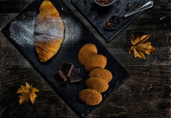 desayuno croissant galletas chocolate cafe
