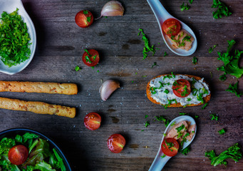 tomate panecillo, queso ensalada vegetariano