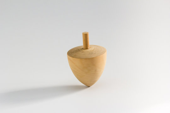 Trompo de madera girando en equilibrio
