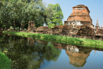 Fototapeta na wymiar Beautiful sunny day at Sukhothai Historical Park, Sukhothai, Thailand