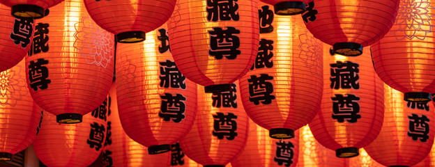 Lanternes chinoises rouges dans le temple pour le nouvel an chinois