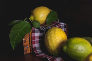 Limones naturales sobre una caja