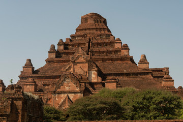 Vista del Templo Dhammayan Gyi en el parque arqueológico de Bagan. Myanmar