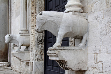 Bari, chiesa di San Nicola; toro stiloforo a lato del portale centrale