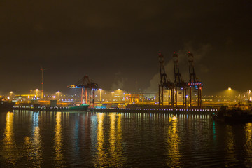 Fototapeta na wymiar Hamburgerhafen bei Nacht
