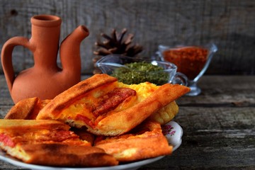 Yumurtalı sucuklu pide