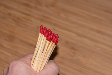 Streichhölzer in der Hand