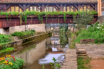 Fototapeta na wymiar Paysage d'un village traversé par un canal.