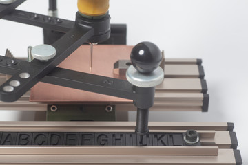 Engraving device pantograph with CNC engraver with letterpress alphabet