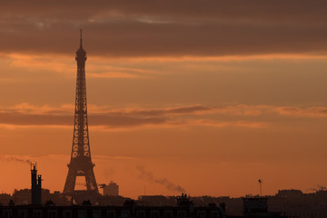 Fototapeta na wymiar France tour eiffel paris symbole tour lever de soleil orange nuage ciel matin