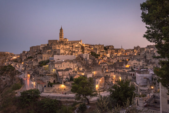 matera dopo il tramonto con le luci della citt&agrave; accese