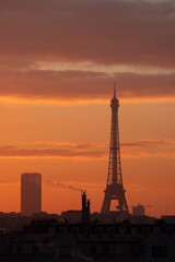 Fototapeta na wymiar tour eiffel paris france symbole matin soleil orange ciel visiter voyage voyager