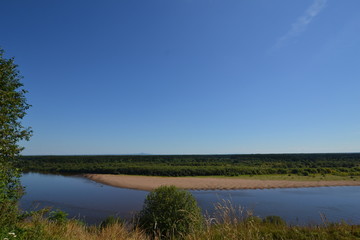 Fototapeta na wymiar летний день на севере Пермского края: река Колва и гора Полюдов Камень на горизонте