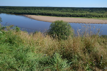 гора Полюдов камень на горизонте, вид с высокого берега реки Колва