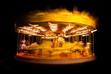 manège carrousel tourner cercle lumière pose lente trace lumineuse soucoupe volante fête forraine