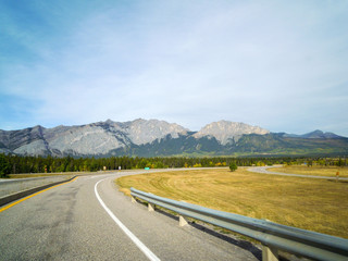秋のカナディアンロッキー　トランス・カナダ・ハイウェイ１号線カナナスキス出口から望むヤムナスカ山（カナナスキス・カントリー　カナダ・アルバータ州）
