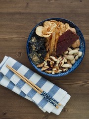 말린 음식과 견과류. 육포, 쥐포, 브라질 너트, 아몬드, 호두,김 과자