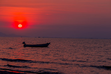 Obraz premium The background of the twilight light by the sea, the sun goes back to the horizon. , Is a beautiful natural atmosphere Seen during travel and travel