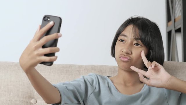 Asian girl using smartphones to take pictures, Asian girl are posting  for selfies.