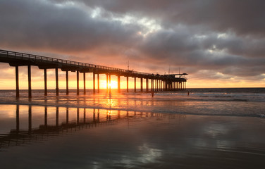 Fototapeta na wymiar Sunset through Scripps Pier on the coastline of La Jolla California