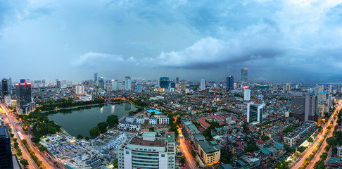 Naklejka premium Widok na panoramę miasta Hanoi, Wietnam. Pejzaż Hanoi w okresie zachodu słońca w dzielnicy Ba Dinh, widok z ulicy Lang Ha