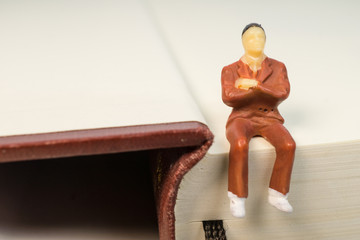 本の上に座る男性