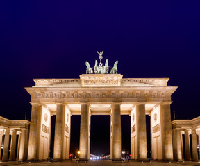 Obraz premium Neoclassical Brandenburg Gate (Brandenburger Tor) at night Pariser Platz Mitte Berlin Germany
