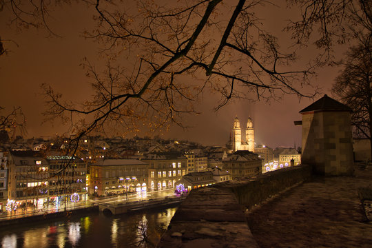 Z&uuml;rich Stadbild bei Nacht im Winter